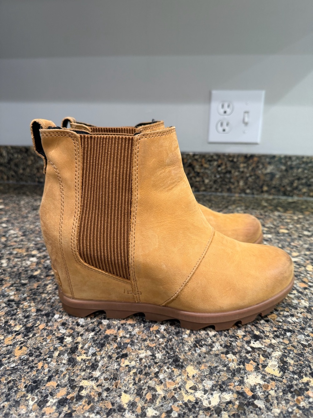Sorel 8.5Women’s Tan Chelsea Ankle Boots - Versatile Casual Style